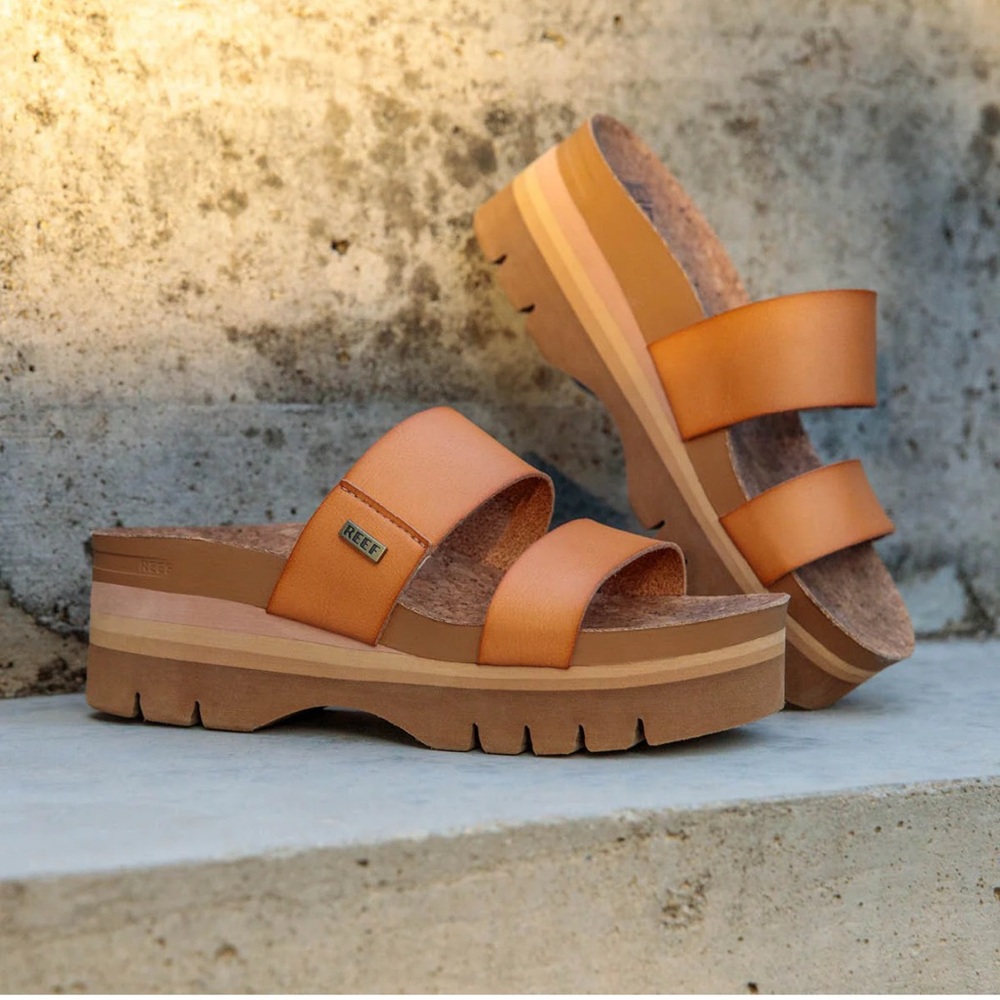 NWT Reef Cushion Vista Hi 2.5 Sandals in “Natural”